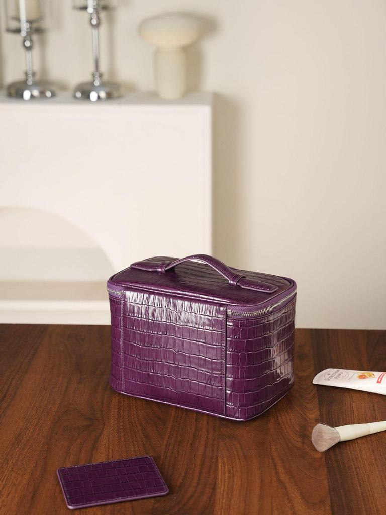 Crocodile Pattern Cowhide Makeup & Toiletry Bag: Portable, High-Capacity, Travel-Ready.