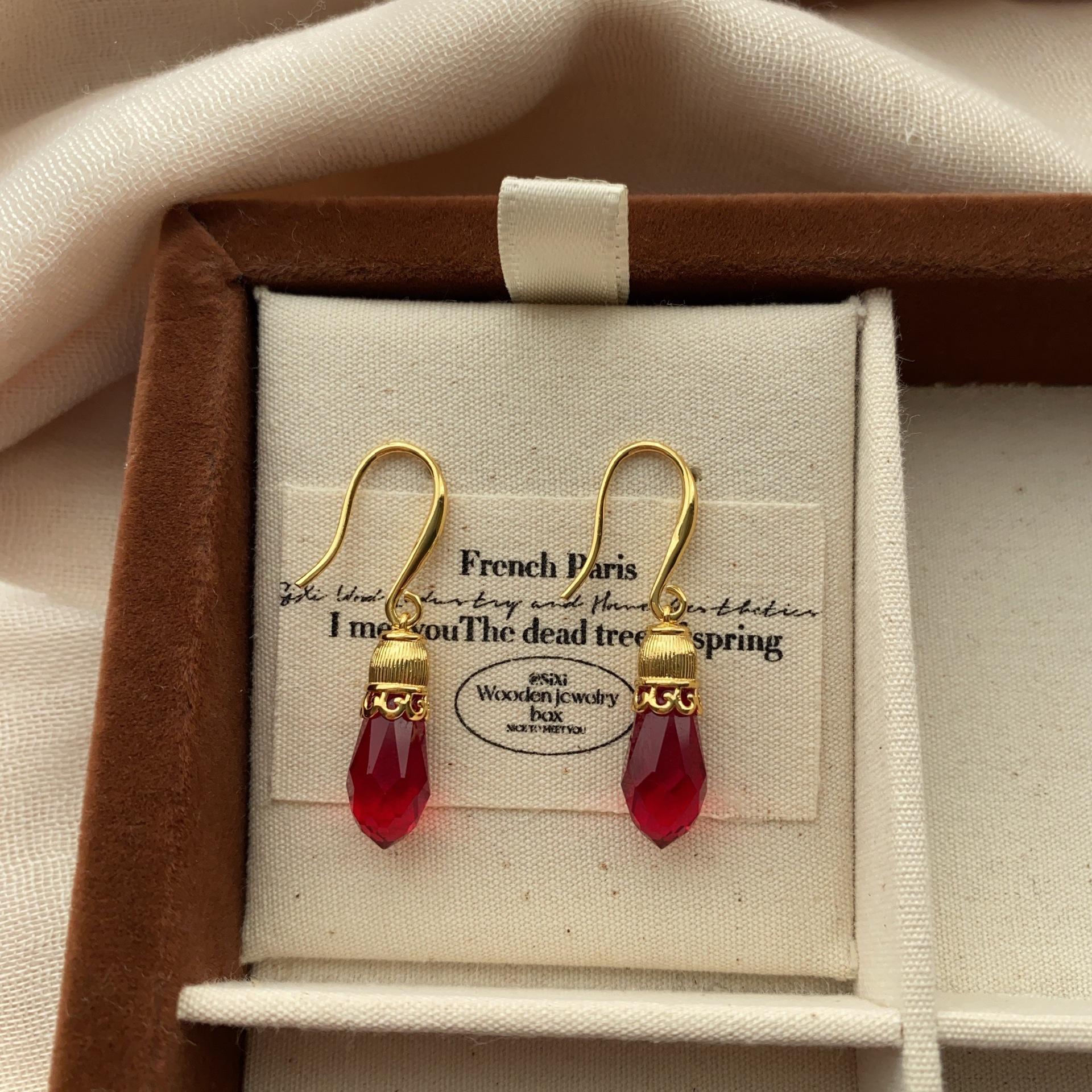 

Water drop-shaped gemstone stud earrings, three-dimensional fashion, exquisite elegance, retro light luxury, niche high-end smart earrings