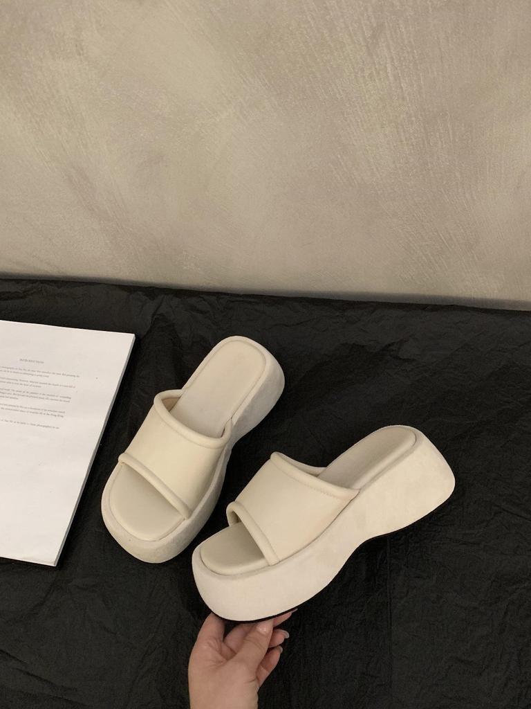 Small People Gain Height, Thick-soled Cool Slippers, and Women's Shoes Wear Black Muffin-soled One-word Slippers.