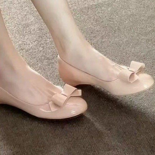 Comfortable with soft-soled single shoes, bow skirt, ballet shoes, shallow mouth, college style