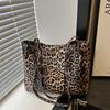 Európska a americká retro taška tote s leopardím vzorom s veľkou kapacitou Jednoduchá a módna kabelka na dochádzanie Módna taška cez rameno