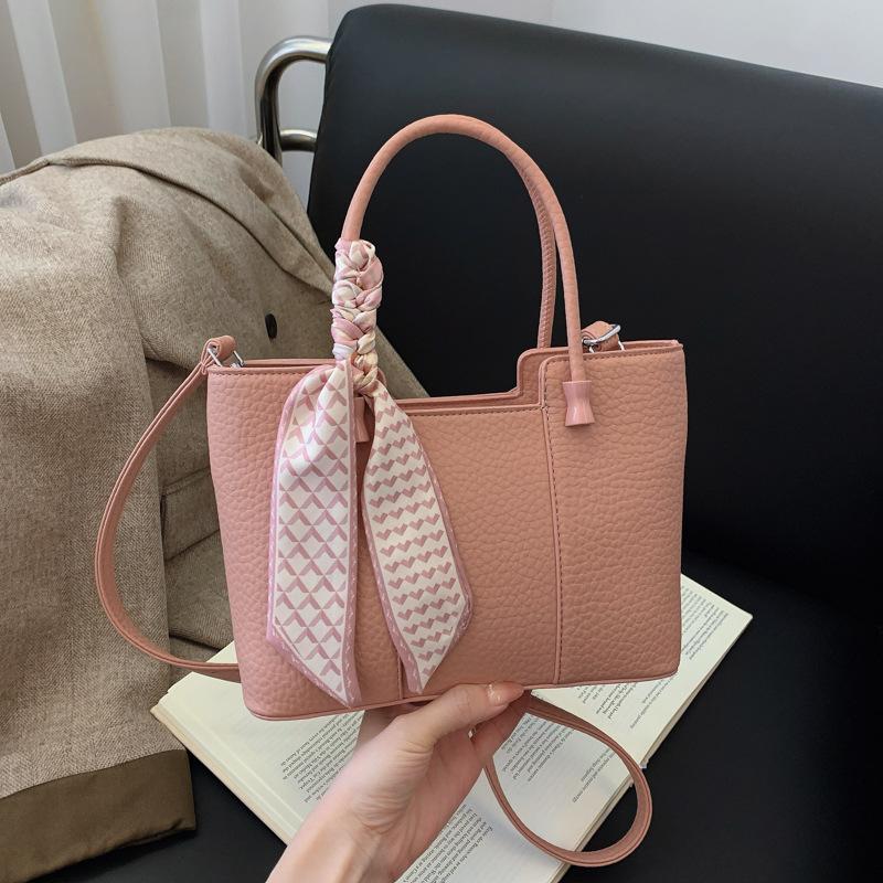 Portable commuter bag, women's 2025 new trendy Korean tote bag, premium foreign style messenger bag, shoulder bucket bag.