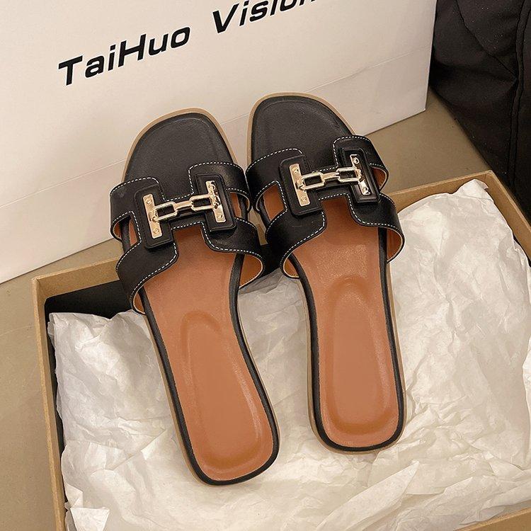 2025 Versão coreana dos novos chinelos de verão femininos moda sola plana bico quadrado chinelos frescos férias uma palavra sapatos de praia