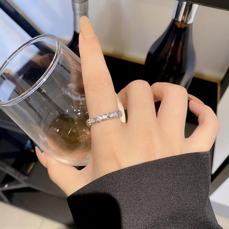 

Light luxury, high-end sense, micro-inlaid zircon ring, female tide niche temperament, open index finger ring, personalized jewelry.