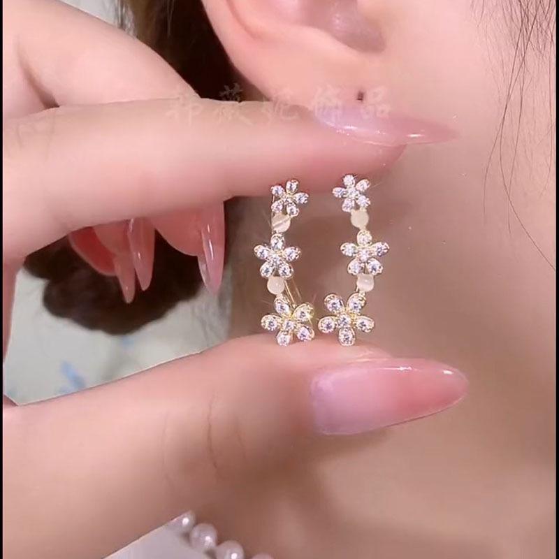 2025 Trendy Floral Patchwork Stud Earrings - High-End, Versatile Design for Women