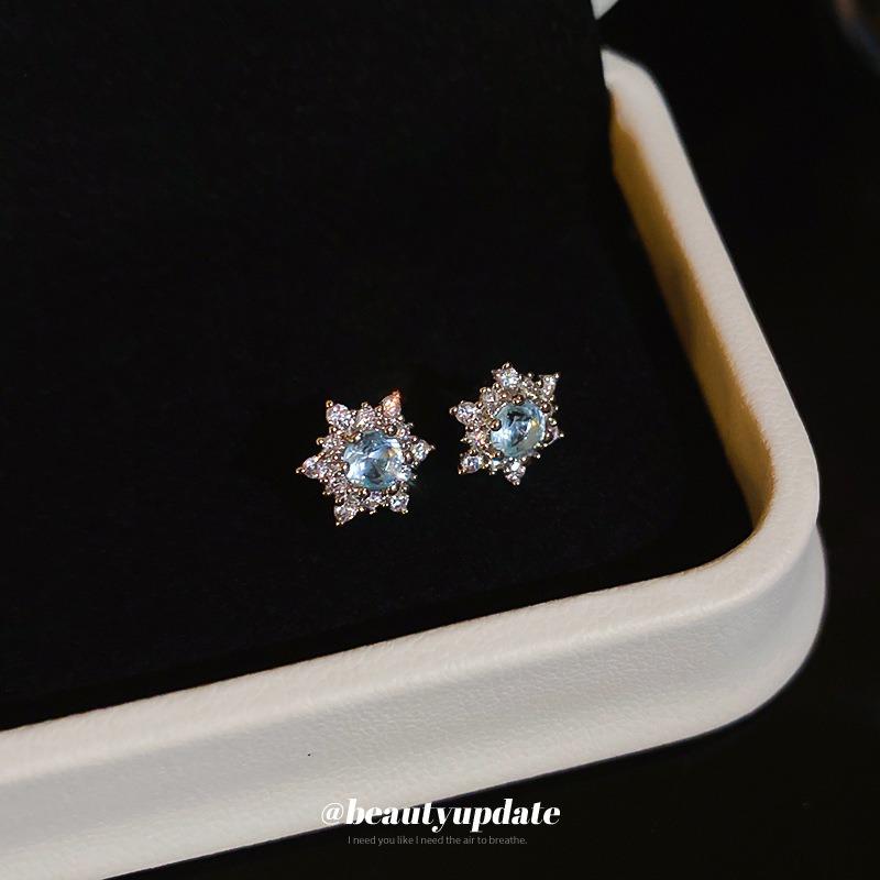 Silver needle simple zircon snowflake stud earrings design sense fashion versatile earrings women cold wind earrings light luxury high sense