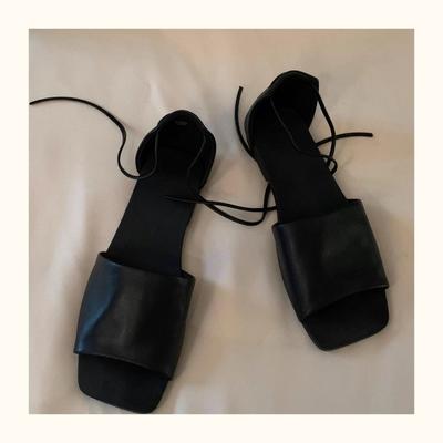 Høykvalitets Saueskinn Lær Dame Sandal Åpen Tå Firkantet Hæl Elastiske Flate Sandaler Designer Sommer Avslappede Tøfler Sko