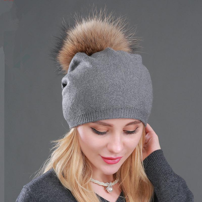 Herbst- & Winter Damen Strickmütze aus Wolle mit Waschbärfell-Bommel - Stilvoll, warm, Pullover-Design.