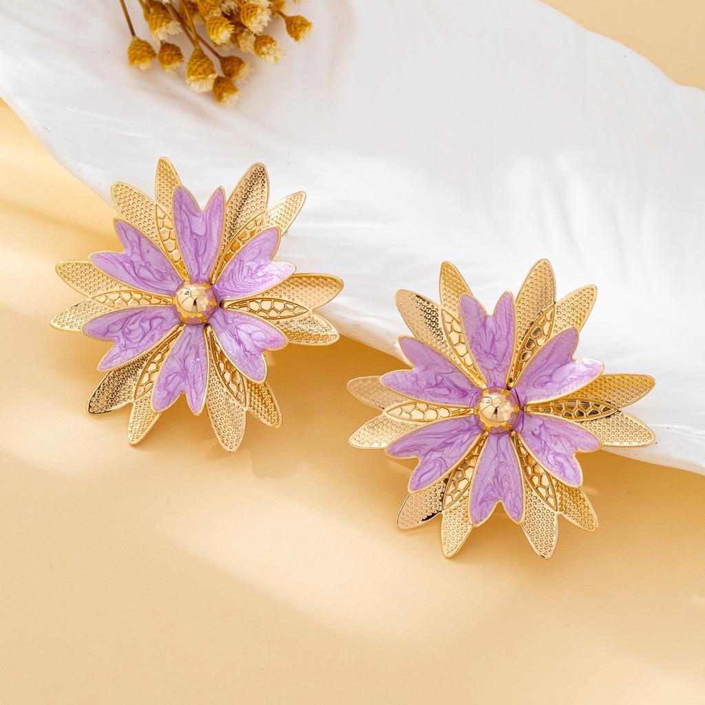 A Pair of Fashionable Women's Earrings, Exaggerated Multi-Layered Flower Earrings, Suitable for Women to Wear in Daily Life, Vacations, and Banquets