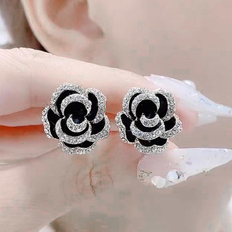 

Серьги-гвоздики премиум-класса, серьги-камелии с черными каплями, темпераментные модные серьги, женские объемные украшения в виде роз серебряный