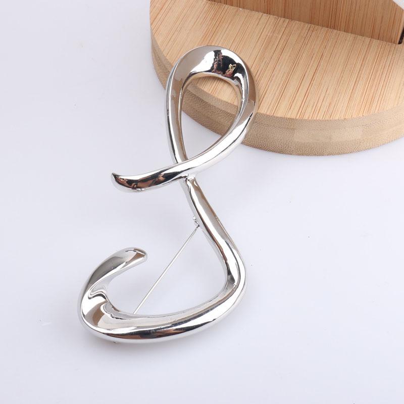 High-End European & American 8-Shaped Metal Brooch: Fashionable, Simple, and Versatile Accessory.