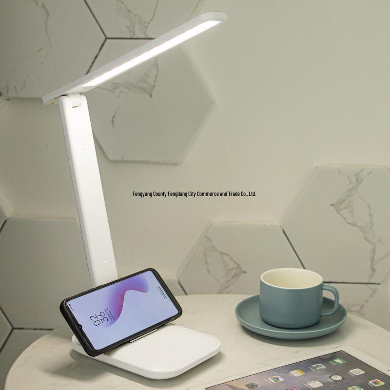 Wiederaufladbare LED-Schreibtischlampe mit Augenschutz für Kinderzimmer oder Studentenwohnheim
