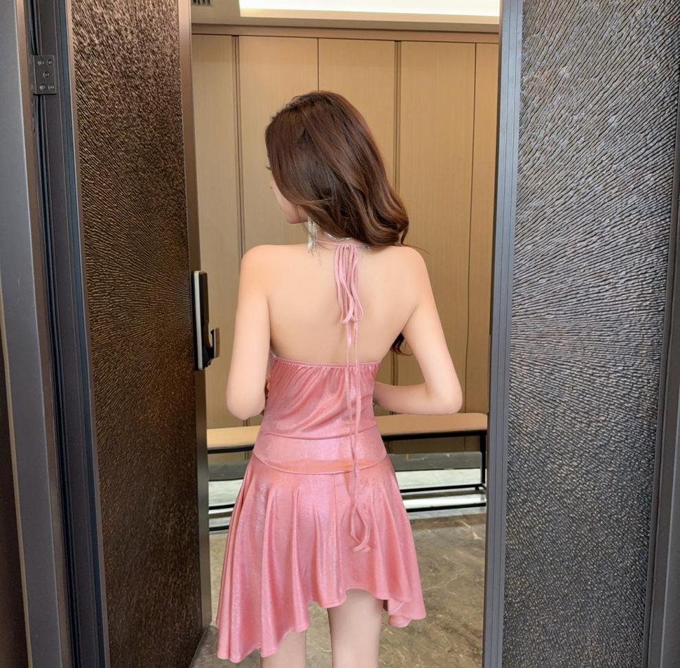Reizvolles schulterfreies Bodycon-Kleid mit Spaghettiträgern und unregelmäßigem Fishtail-Rock