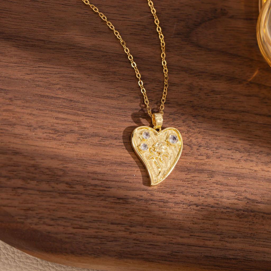 Christmas Hollow Heartbeat Necklace - Creative Heart Wrapped Pendant with Micro-set Jewel Design