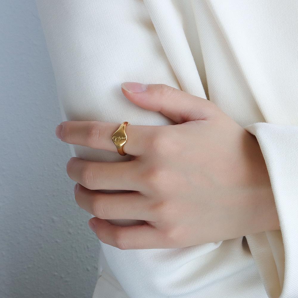 European & American Fashionable Retro Rose Texture Ring, Women's 18K Gold-Plated Titanium Steel Index Finger Jewelry.