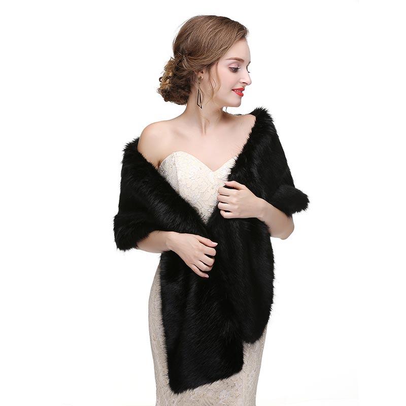 Winterlicher Schal aus Kunstleder, um die Braut bei der Hochzeit warm zu halten