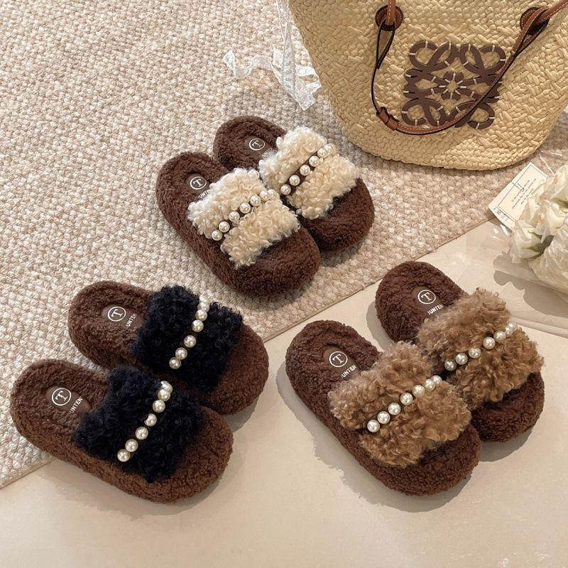 Modische Baumwollpantoffeln mit superflauschiger, dicker Sohle und Feuerperlenbesatz – ein stylischer Hausschuhe-Look für Damen im Campus-Stil.