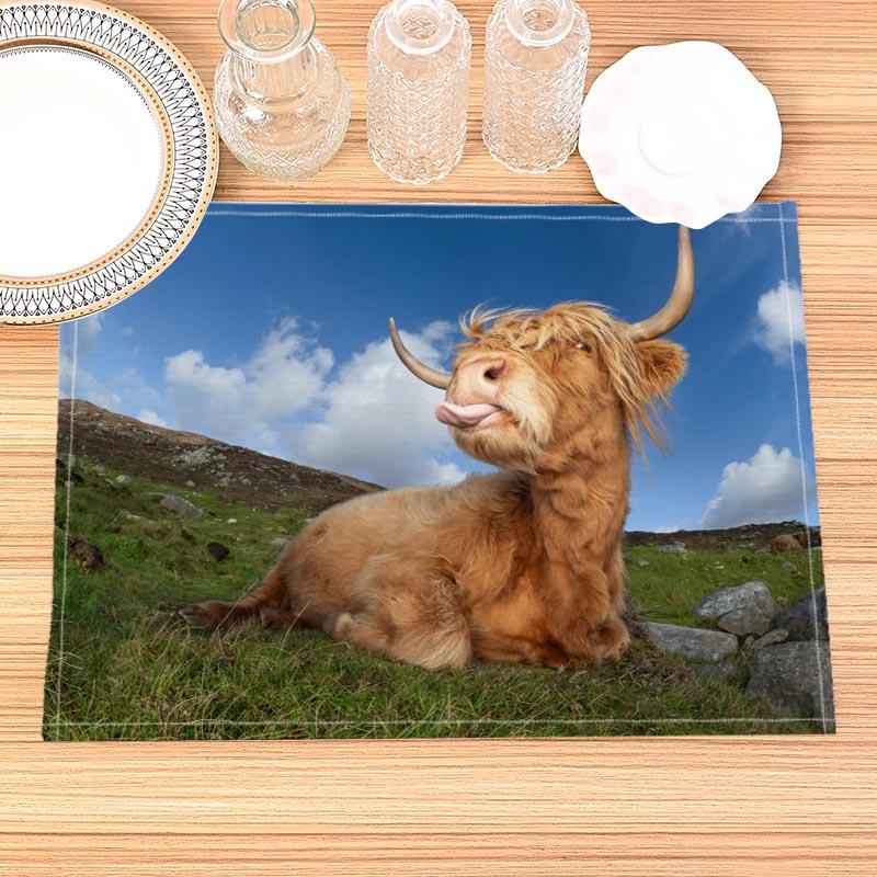 Highland Cow Placemat Cotton Linen Fabric Table Mats Family Dinner Tableware Kitchen Size 30X45cmTable Mat
