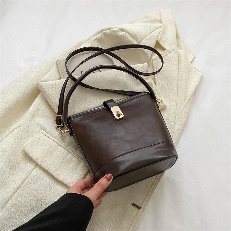 Stylish And Trendy 2023 Bucket Bag In Brown Chic Minimalist Design For Casual Use