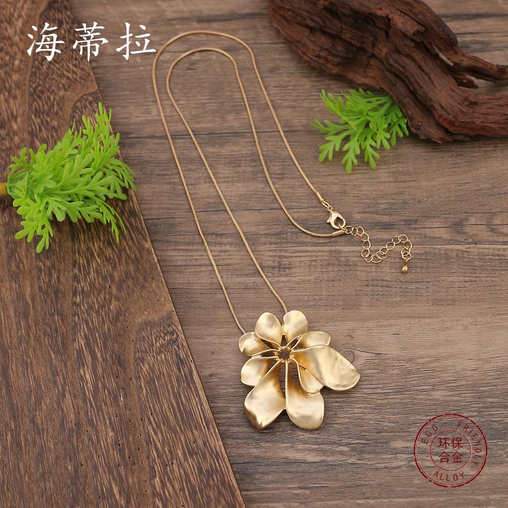 Neue sub-goldene hohle Blume Schlangenkette langes Anhänger, Damen übertriebene High-End Blume lange Halskette