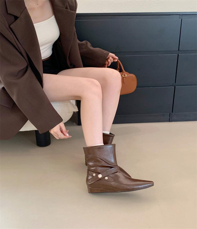 

2025 autumn and winter new pointed short heel temperament thin French fashion sexy small slope heel female Internet celebrity short boots 39 темно-коричневого