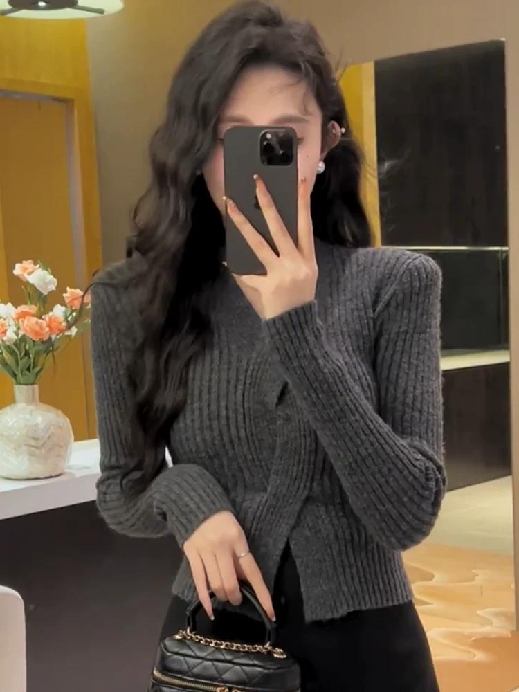 Dragon Year Chic and Beautiful Red V-neck Autumn and Winter Sweater
