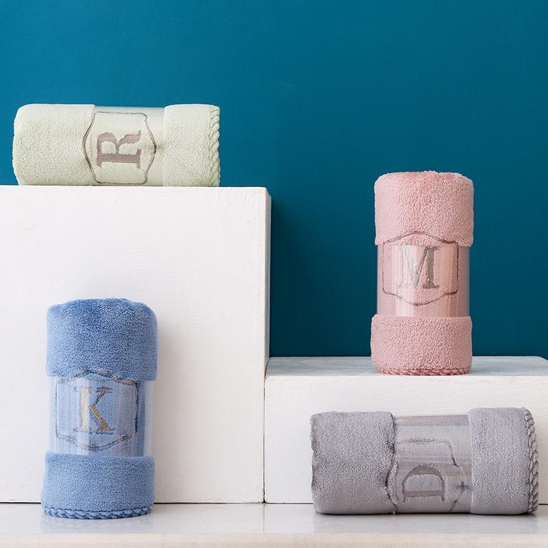 Fortykket korallfløyelshåndkle absorberer vann og er mykt for vask av ansiktet. Husholdningsklut Brodert klut Ansiktsklut