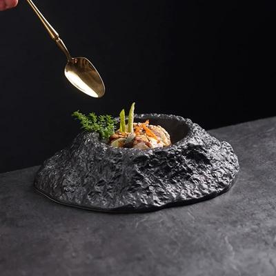 Vulkanförmiger, tiefer schwarzer Teller, kreatives, unregelmäßiges Keramikgeschirr im französischen Restaurantstil, speziell geformter Suppenteller, Schwingteller