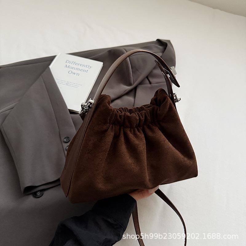 Nytt mode molnväska trendigt temperament axel messenger väska nischdesign plisserad handväska