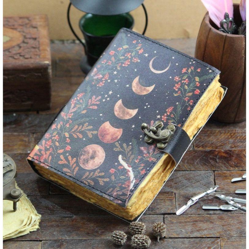 

Кожаный гримуар «Фазы Луны»: Винтажная Книга Заклинаний с бумагой ручной работы Книга теней с пустыми страницами Подарки для женщин винтажный журнал 7 x 5 in *- 100 Page