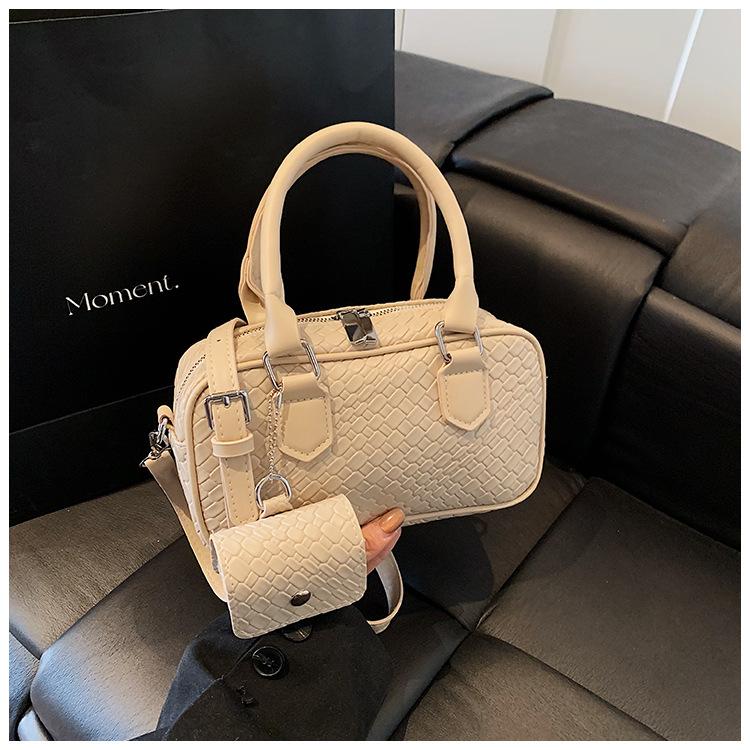 

Сумка высокой текстуры 2025 новая весна и лето нишевая мода на одно плечо кроссбоди сумка-боулинг женская сумка тренд хаки