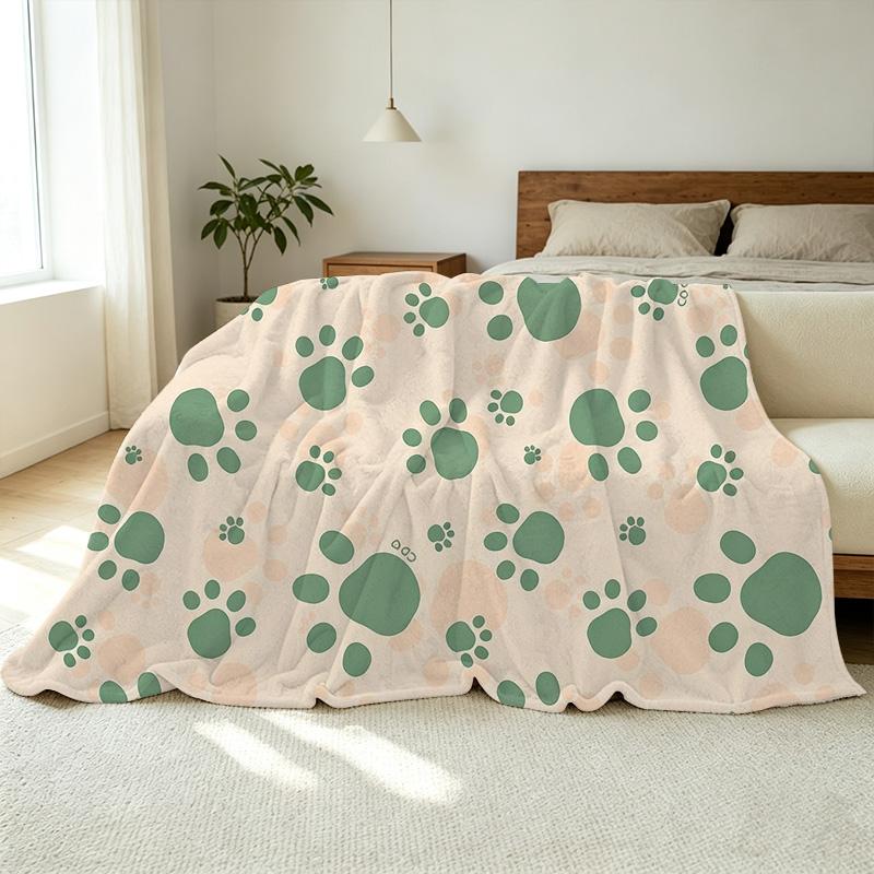 Cozy Flannel Fleece Blanket – Cute Claw Print, Skin-Friendly Warm Throw for Home, Christmas & Halloween