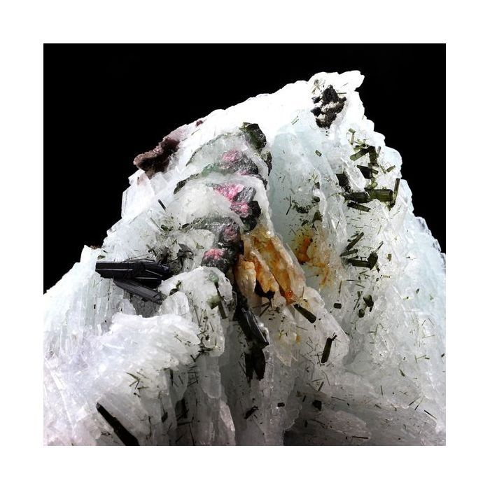 Pierres et Minéraux. Cleavelandite + Tourmaline. 7383.5 ct (1.47 kg). Pederneira mine, Minas Gerais, Bresil.