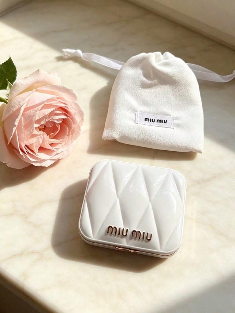MIUMIU Specchietto Compatto Trapuntato Bianco Portatile Mini Specchio per Trucco a Doppia Faccia con Custodia per Viaggio da Donna