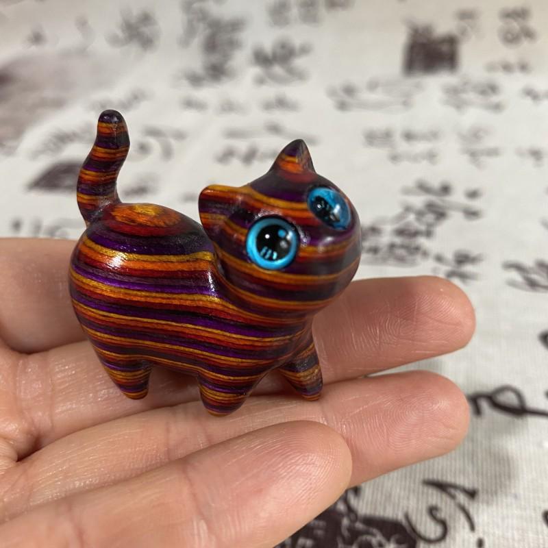 Rainbow Eucalyptus Cat Ornament: Cute Tilting Head Wood Carving Desktop Decor