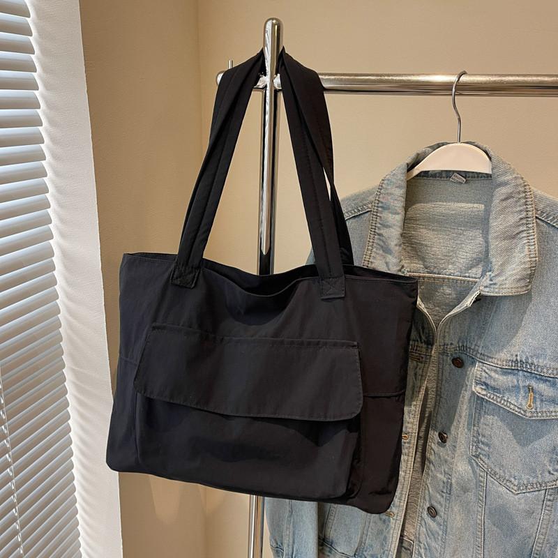 Chic Lightweight Tote Bag With Water-resistant Fabric Ideal For Autumn And Winter