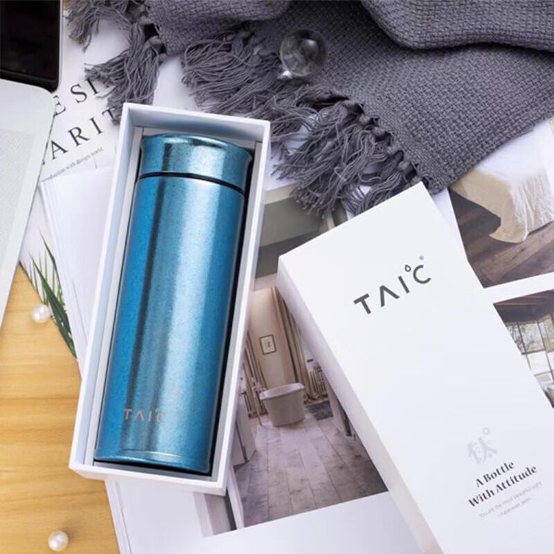 TAIC Reintitan Isolierte Wasserflasche