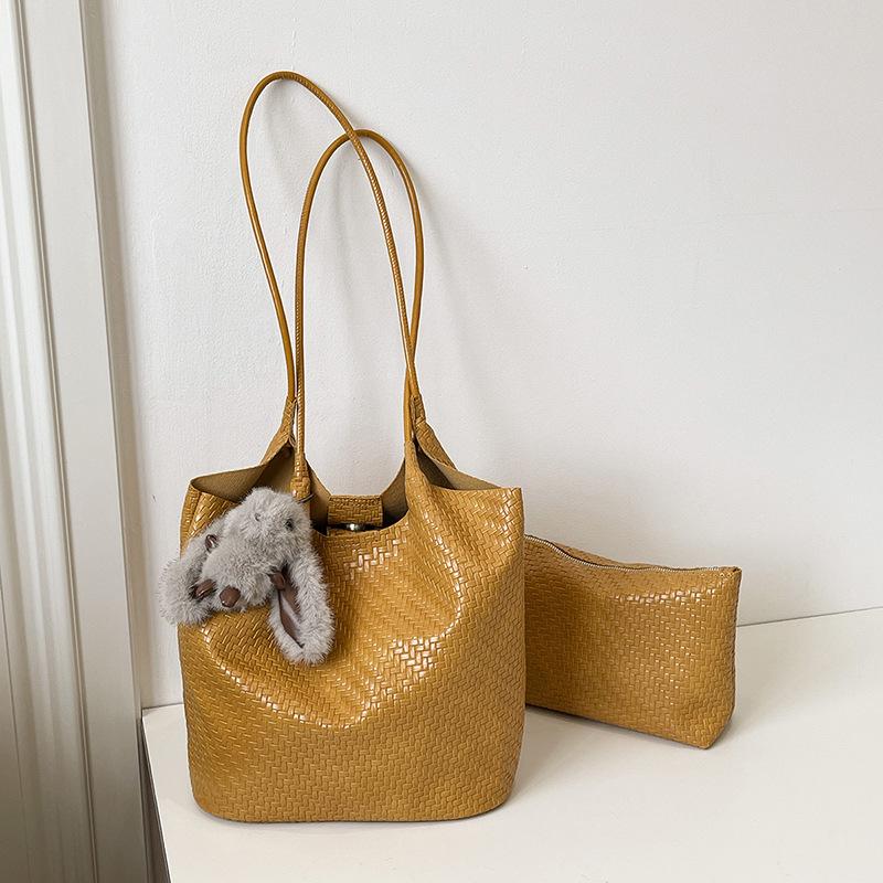 Popular Women's Large Capacity Mother-Child Tote - High-End Woven Texture Single Shoulder Bag for Commute and Shopping.