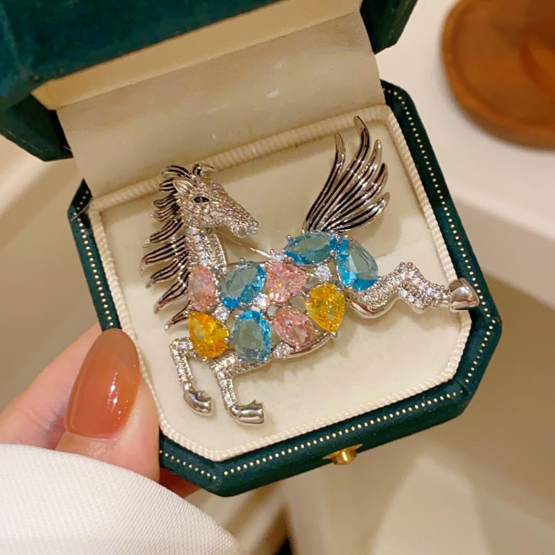 Fashion Zodiac Horse Brooch Personalized Rhinestone Pony Lapel Pins For Women Men Suit Clothing Accessories New Year Gifts