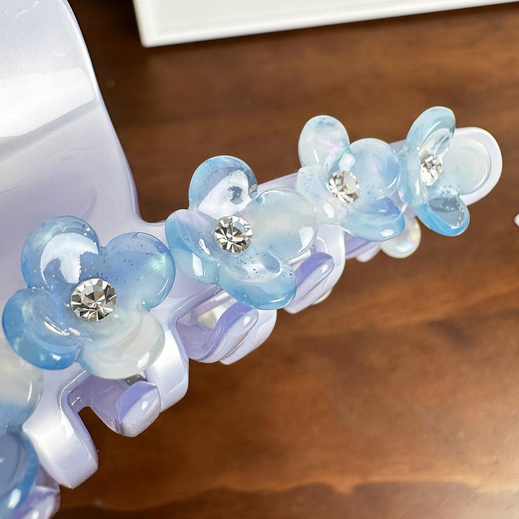 Luxurious Oversized Hair Claw Clip With Stunning Floral Accents For Stylish Women