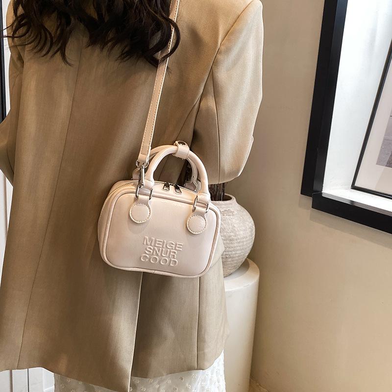 2025 ilkbahar yeni kadın üst düzey doku basit moda küçük çanta kadın çok yönlü omuz askılı postacı çantası küçük kare çanta