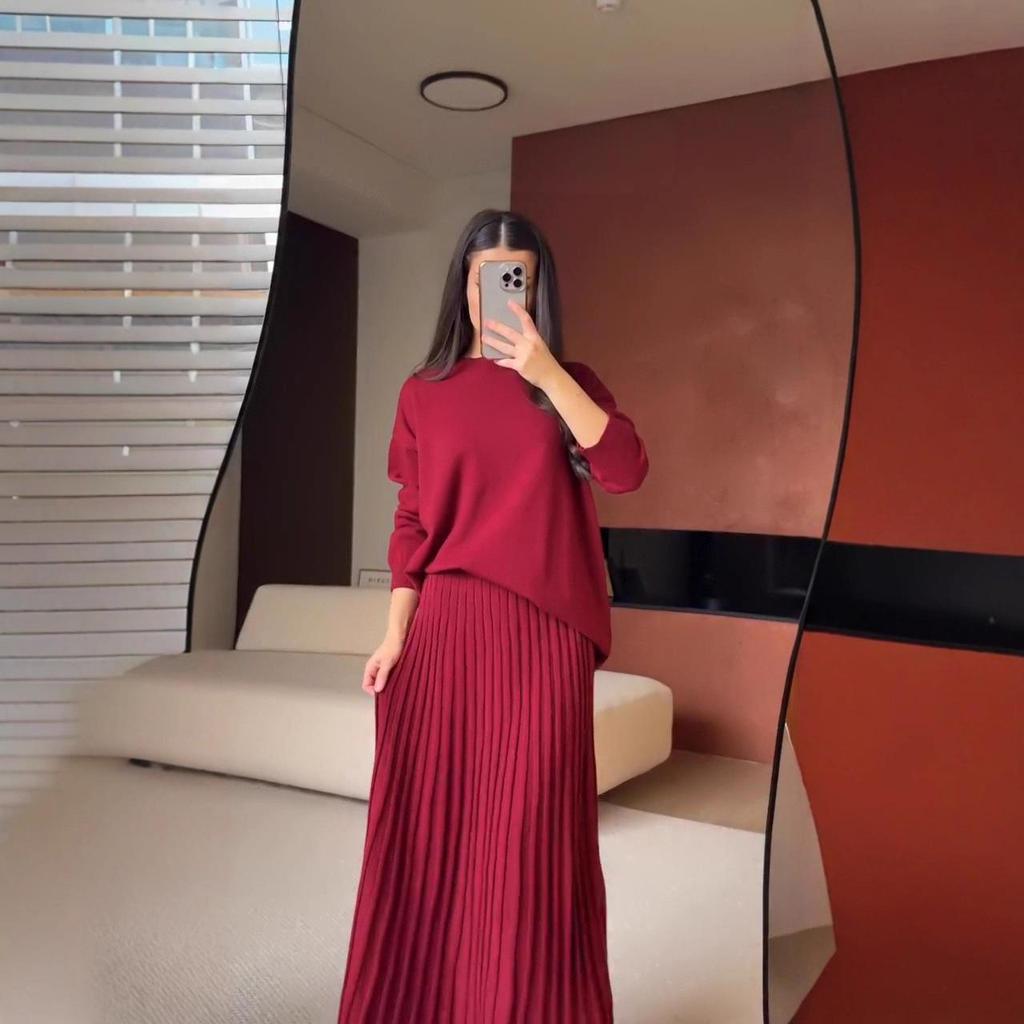 Autumn 2025 Women's Knit Sweater with Round Neck & Long Sleeve Pleated Skirt - Casual & Elegant