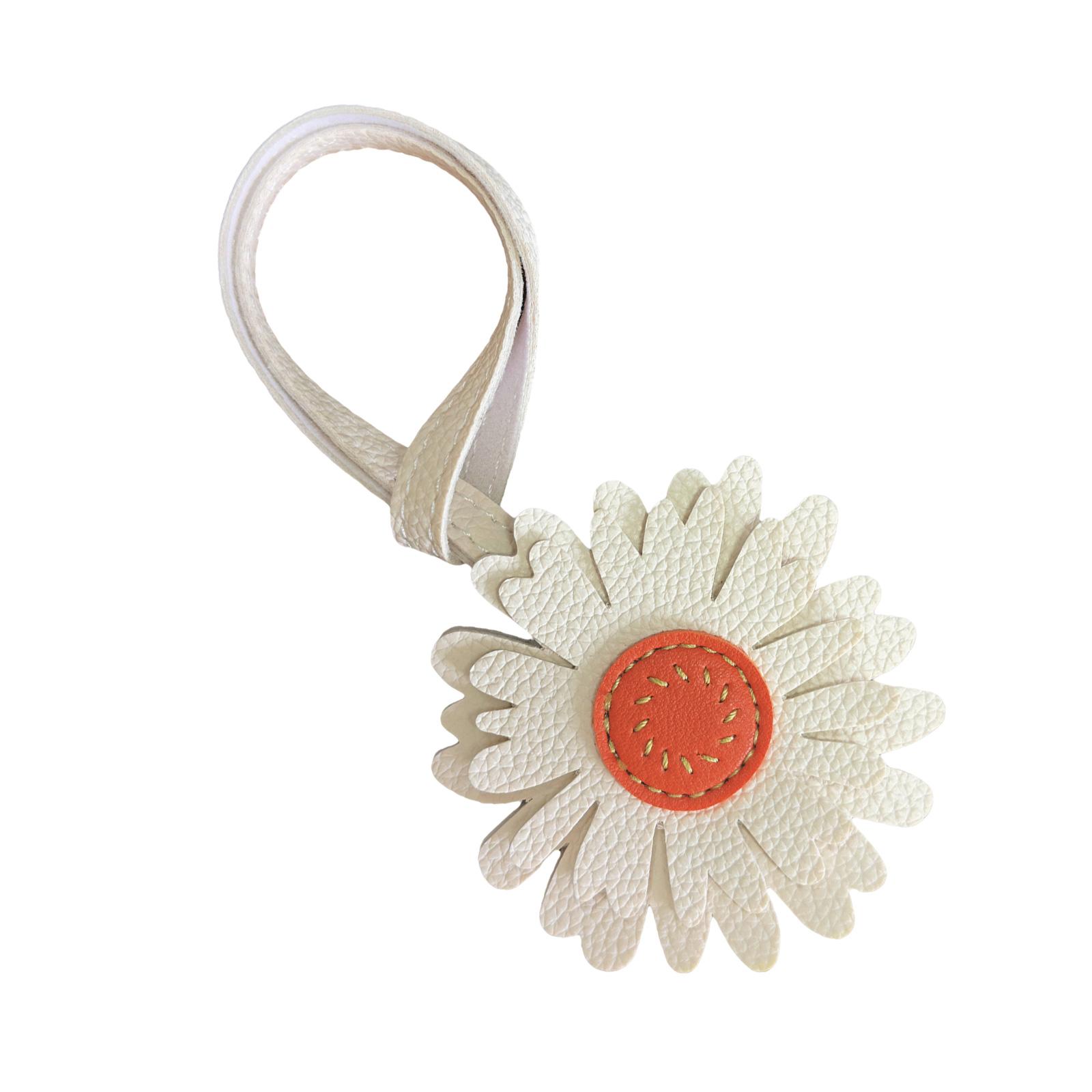 

Брелок ручной работы «Ромашка» для сумок и ключей, изготовленный из высококачественной экологически чистой кожи с прочной конструкцией