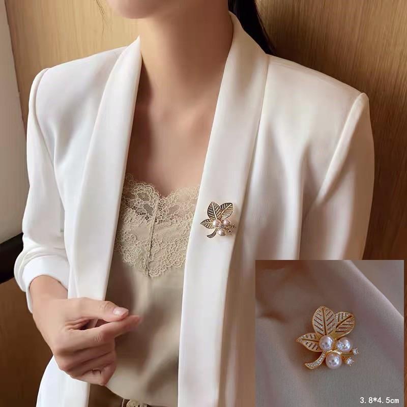 Pearl Leaf Brooch Fashion Exquisite Leaf Brooch Premium Sense Anti-Light Pin Clothing Accessories