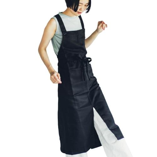 Black long apron for men and women. 100% polyester, quick-drying, water-repellent, wrinkle-resistant, durable, with slits for ease of movement.