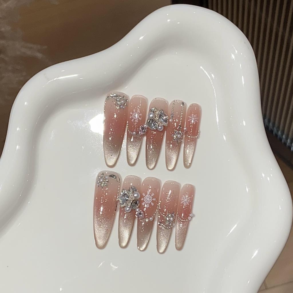 Winter Pure Desire Nail Art Ice-transparent Blush Gradient Cat Eyes Snowflake Pearls Piled with Snow Spirit