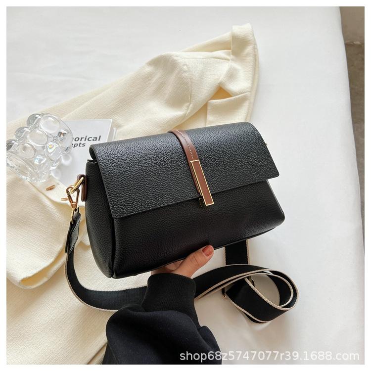 French Messenger Bag Large Capacity Commuter Shoulder Small Square Bag Premium Sense Bag 2025 New Wide Shoulder Strap Envelope Bag