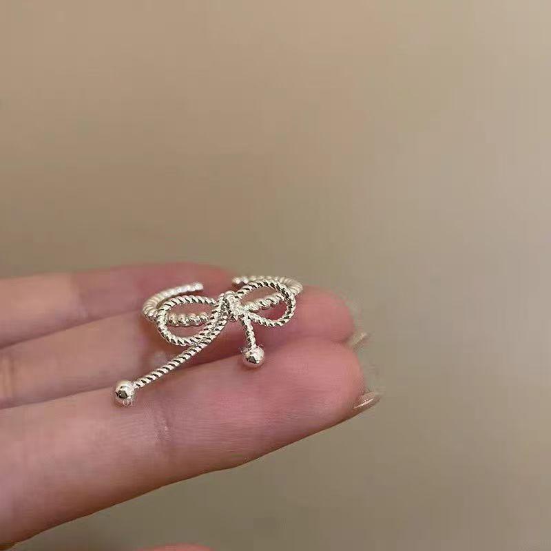 

Серебряный бант, жемчужный ремешок, кольцо, женский темперамент холодного ветра, открытое кольцо на указательный палец, нишевый дизайн, персонализированное кольцо.