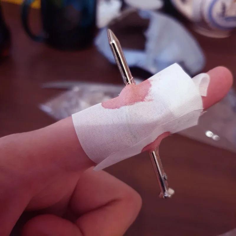 Non-Toxic 1Pc Fake Nail Through Finger Prank Toy Kids Novelty Magic Friend Halloween Scare Trick Joke Toy Practical Fool Gags Party Games