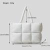 Bolso tote de invierno blanco nube para mujer: Bolso de mano suave y acolchado con diseño de cuadrícula de seis palacios.